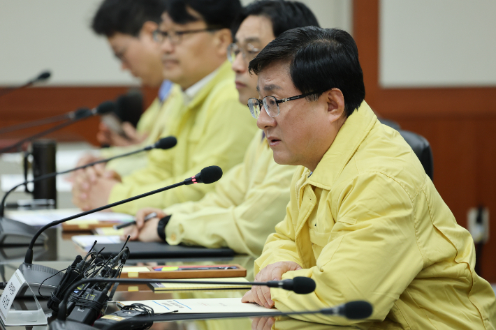김성환 기후에너지환경부 장관이 11일 서울 여의도 한국전력 남서울본부에서 열린 중동 상황 관련 에너지대책 점검회의에서 인사말을 하고 있다. 연합뉴스