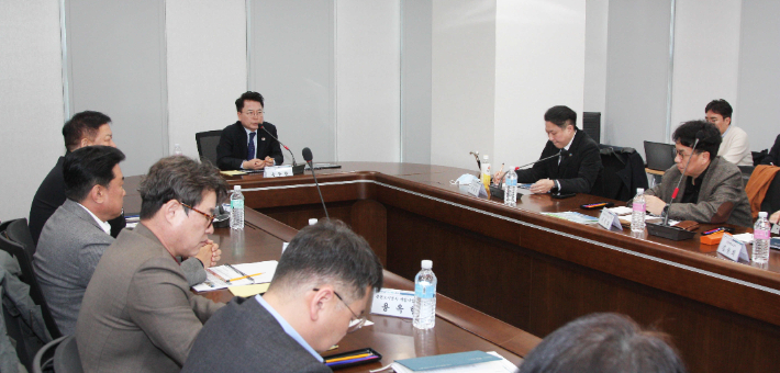 춘천시는 11일 시청 중회의실에서 '은퇴자마을 기본계획 및 타당성 검토 용역' 착수보고회를 열었다. 춘천시 제공