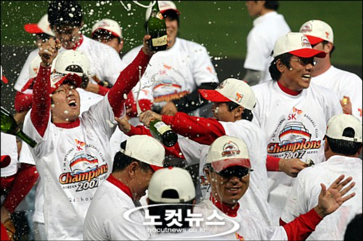지난 2007년 10월 29일, 창단 첫 우승을 차지한 SK 와이번스 선수들이 기뻐하고 있다. SK는 당해 시범경기에서도 1위를 차지했다. 윤창원기자