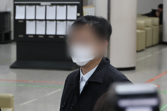 북한에 무인기를 보내 남북 긴장을 조성한 혐의를 받는 30대 대학원생 오모씨가 지난달 26일 구속 전 피의자 심문(영장실질심사)을 받기 위해 서울 서초구 서울중앙지법으로 들어서고 있다. 연합뉴스