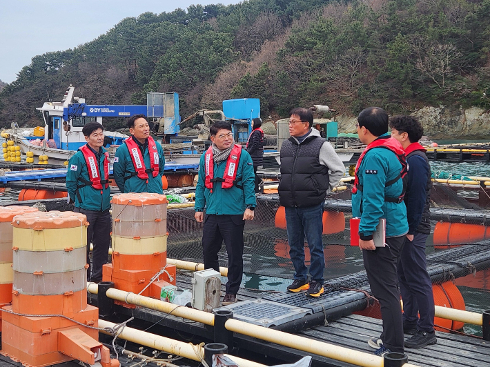 저수온 현장 점검. 경남도청 제공 