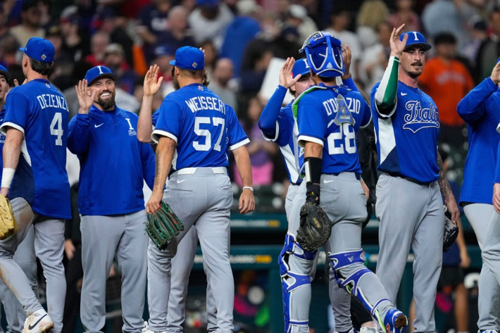 승리 후 기뻐하는 이탈리아 선수단. 연합뉴스
