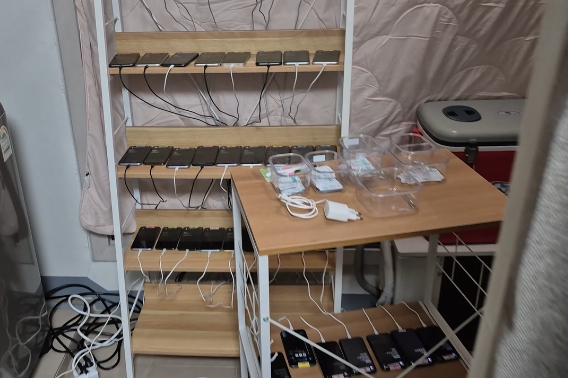 범행에 사용된 휴대전화(변작기). 경기 광명경찰서 제공