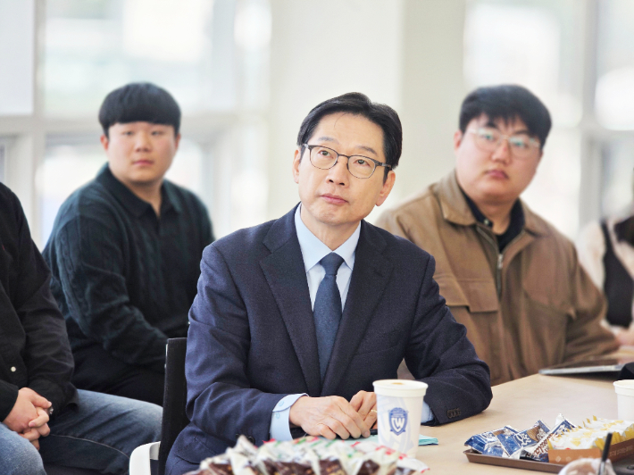 김경수 전 지사, 창원대 글로컬대학기술센터 방문. 민주당 경남도당 제공 