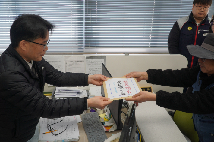 기자회견 이후 고용노동부 전주지청에 고발장을 접수하는 노조. 심동훈 기자