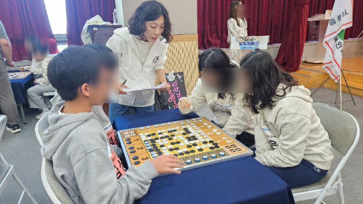 자폐 및 발달장애인이 배울 수 있도록 설계된 '아름바둑'에 대한 교육이 이뤄지고 있다. 지도 교사는 이영신 6단(사진 가운데). 한국기원 제공