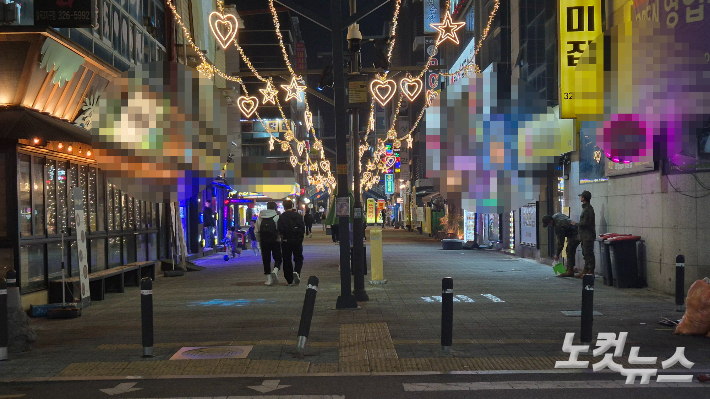 9일 오후 대구 북구 이태원길에서 행인들이 담배를 피우며 걸어가고 있다. 곽재화 기자