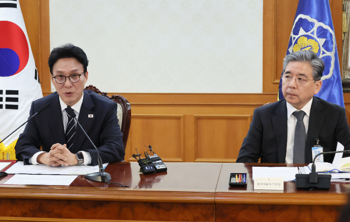 김민석 국무총리가 11일 서울 종로구 정부서울청사에서 열린 새만금·전북 대혁신TF 킥오프 회의에서 발언하고 있다. 오른쪽은 장재훈 현대자동차 부회장. 연합뉴스