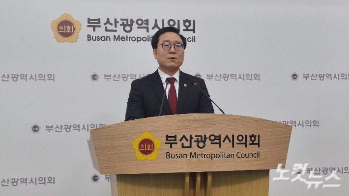 김형철 부산 연제구 시의원이 11일 부산신의회 브리핑룸에서 6.3 지방선거 불출마를 선언했다. 강민정 기자