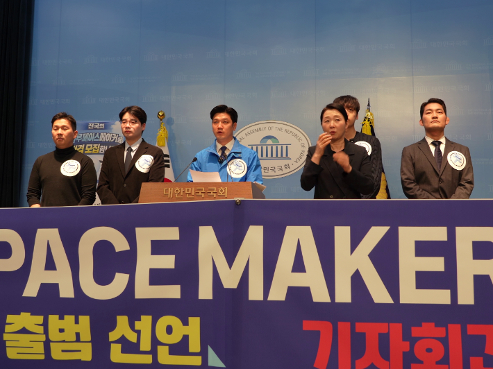 이명노 광주광역시의원은 11일 국회 소통관에서 서미화 국회의원과 함께 기자회견을 열고 "대한민국 정치의 문제는 사람이 없는 것이 아니라 정치로 들어오는 길이 너무 멀고 좁다는 것"이라며 "정치의 문턱을 30cm 낮추는 실험을 시작하겠다"고 밝혔다. 이명노 광주시의원 제공