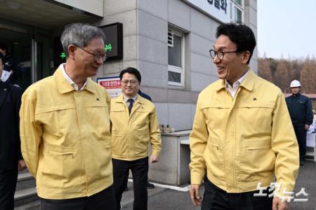 손주석 한국석유공사 사장과 대화하는 김민석 총리