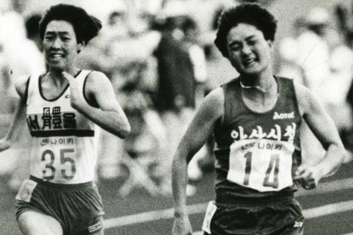 1988년 그랑프리 육상 대회에서 1위로 들어오는 이영숙 현 안산시청 감독(오른쪽). 연합뉴스
