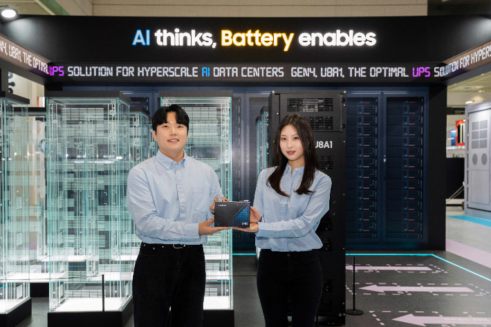 인터배터리 2026에 마련된 삼성SDI 부스에서 모델들이 AI 데이터센터에 들어가는 삼성SDI의 UPS용 LMO 각형 배터리를 알리고 있다. 삼성SDI 제공