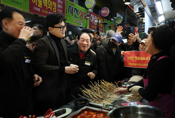 한동훈 전 국민의힘 대표가 7일 부산 북구 구포시장의 한 분식집을 찾아 상인들을 만나고 있다. 연합뉴스