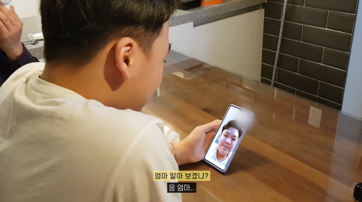 탈북한 김금성씨가 중국에 남겨져 생사여부를 알 수 없던 어머니와 처음으로 영상통화를 하는 장면. 유튜브채널 총각엄마TV 캡처