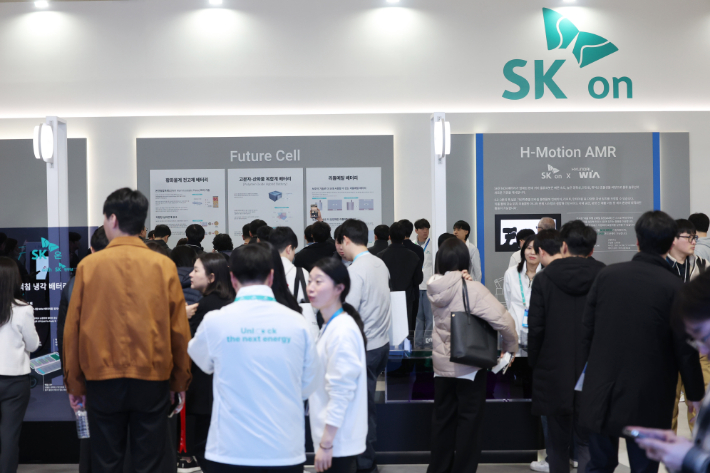 11일 서울 강남구 코엑스에서 열린 배터리 산업 전문 전시회 '인터배터리 2026'에서 참관객들이 SK온 부스를 둘러보고 있다. 연합뉴스