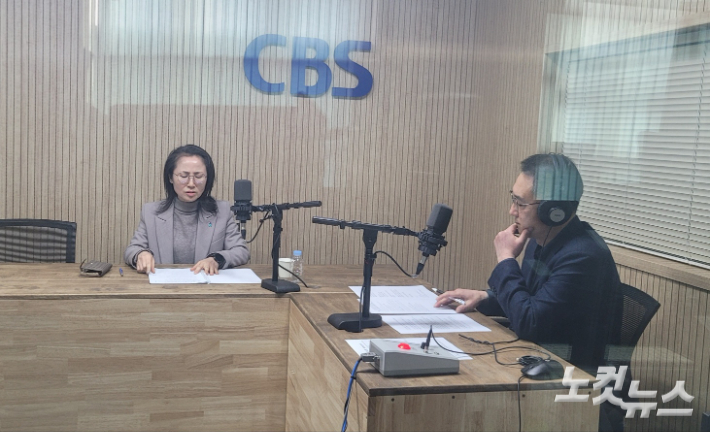 왼쪽부터 전영미 충청북도 AI 전략과장, 김종현 앵커. 충북CBS