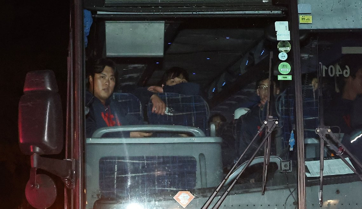 WBC 8강에 진출한 한국 선수단이 탑승한 버스가 11일 미국 플로리다주 마이애미의 한 호텔에 도착하고 있다. 연합뉴스