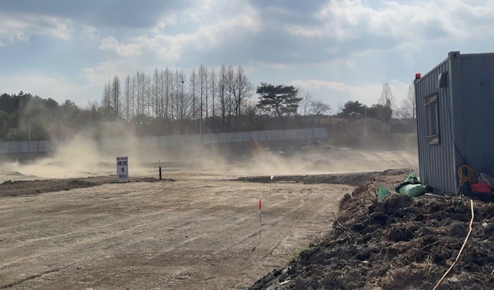 부산의 한 공사현장에서 비산먼지가 발생하고 있다. 부산시 제공