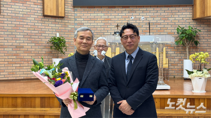 강원영동CBS 강인석 대표는 그동안 제4대 운영이사장으로 활동한 정승화 목사에게 감사패를 전달했다. 최진성 아나운서