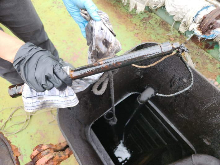 부산항 장기계류 선박에 불법 보관 중이었던 폐유. 남해지방해양경찰청 제공