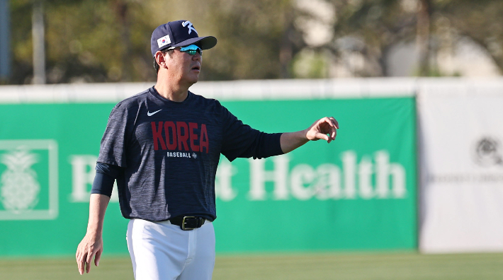 훈련 지켜보는 류지현 감독. 연합뉴스