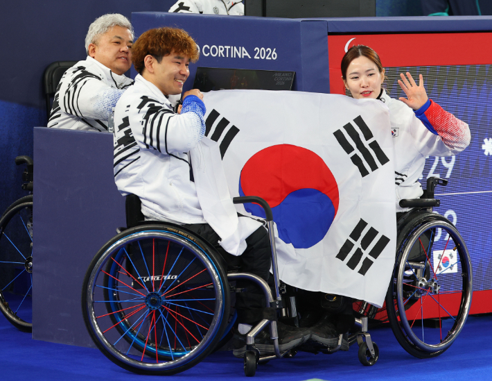 11일(현지시간) 이탈리아 코르티나 컬링 올림픽 스타디움에서 열린 2026 밀라노·코르티나담페초 동계 패럴림픽 휠체어컬링 믹스더블 결승 대한민국과 중국의 경기. 은메달을 차지한 이용석과 백혜진이 카메라를 향해 인사하고 있다. 연합뉴스