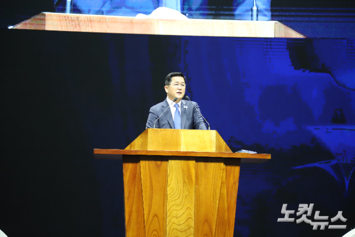 순회헌신예배 설교중인 손병렬 목사(포항남노회장, 포항중앙교회). 김일현 선교국장
