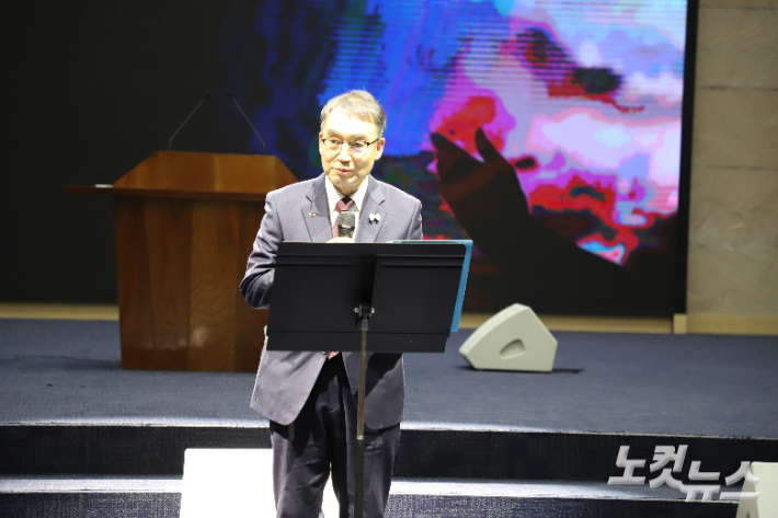 포항노회 남선교회 연합회 회장 김신철 장로(포항제일교회)의 인사. 김일현 선교국장