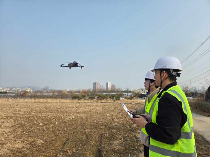 유성구청 직원이 드론을 활용해 개발제한구역 내 불법행위를 단속하고 있다. 유성구 제공