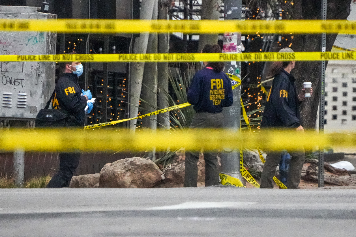 미 연방수사국(FBI) 요원들이 지난 1일(현지시간) 텍사스 오스틴의 한 주점에서 발생한 총격 사건을 수사하고 있다. 연합뉴스