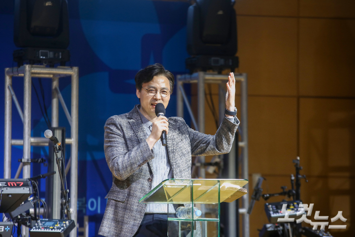 이리신광교회 권오국 목사가 '갓생'을 주제로 청소년과 청년들에게 말씀을 전하고 있다. 최화랑 기자