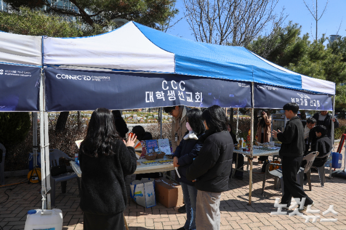 행사장에 마련된 선교단체 부스에서 청소년과 청년들이 선교 사역에 대한 설명을 듣고 있다. 최화랑 기자