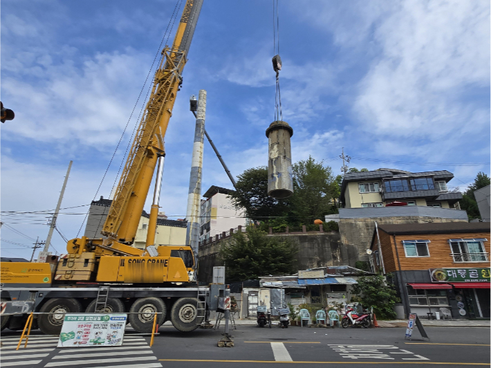 노후 굴뚝 철거. 진주시청 제공 