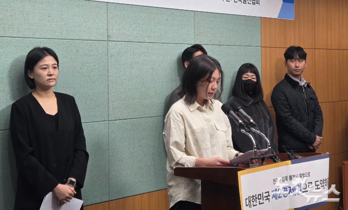 전주김제청년연합이 12일 전북도의회에서 기자회견을 열어 전주·김제 통합을 촉구하고 있다. 최명국 기자