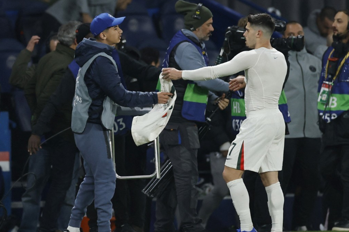 경기 후 볼 보이에게 유니폼 주는 네투. 연합뉴스