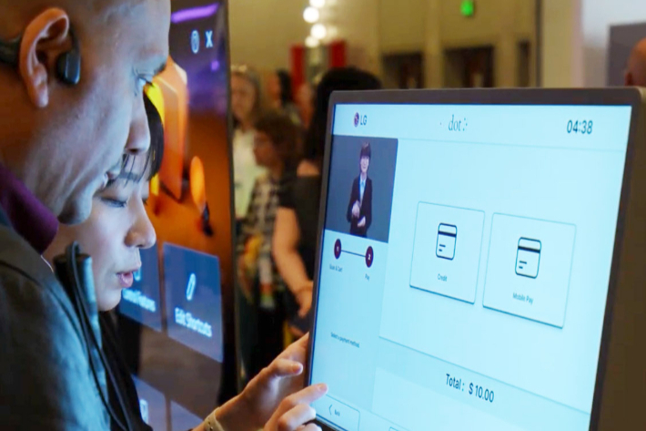 LG전자가 세계 최대 규모의 접근성 콘퍼런스인 'CSUN AT 2026'에 참가해 고객 접근성 강화를 위한 제품 및 서비스를 대거 선보였다. 사진은 전시장을 찾은 고객이 수어안내가 적용된 키오스크를 살펴보고 있는 모습. LG전자 제공