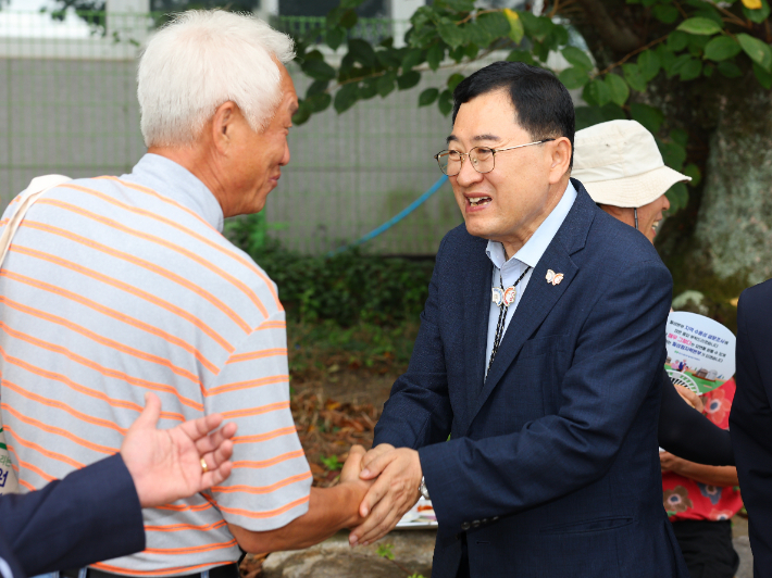 주낙영 경주시장이 지역 경로당을 방문해 어르신과 인사를 나누고 있다. 경주시 제공