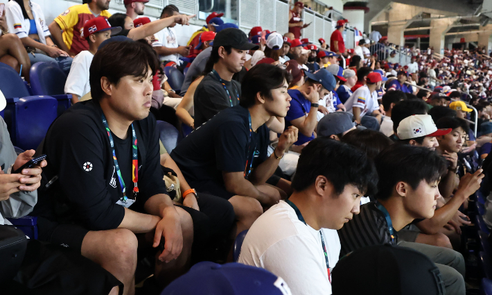 류현진(왼쪽) 등 WBC 한국 야구대표팀 선수들이 11일(현지 시각) 미국 플로리다주 마이애미 론디포파크에서 열린 2026 월드베이스볼클래식(WBC) D조 도미니카와 베네수엘라의 경기를 지켜보고 있다. 연합뉴스 