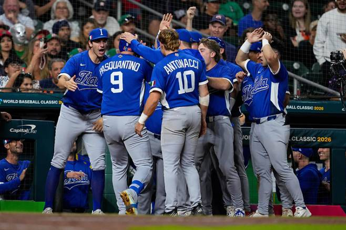 이탈리아 주장 파스콴티노(9번)가 12일(한국 시각) 멕시코와 경기에서 홈런을 친 뒤 동료들의 축하를 받고 있다. 연합뉴스 
