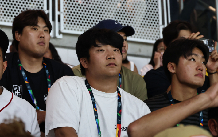 도미니카-베네수엘라 경기 지켜보는 한국 선수단. 연합뉴스