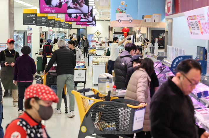 서울의 한 대형마트에서 시민들이 장을 보고 있다.연합뉴스