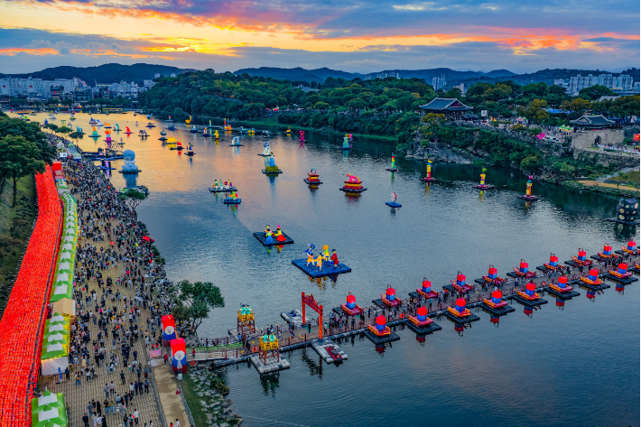 진주남강유등축제. 진주시청 제공
