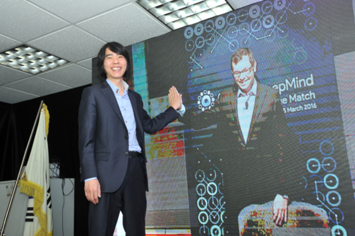 이세돌 9단(사진 왼쪽)과 구글 딥마인드 데미스 CEO가 하이파이브를 하며 선전을 다짐하고 있다. 한국기원 제공 