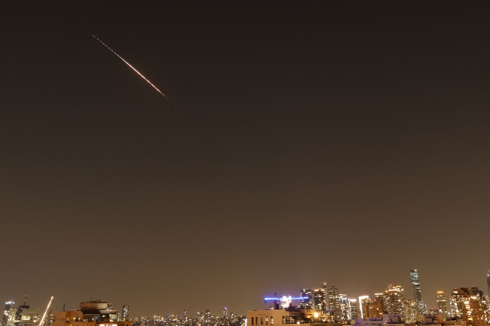 11일(현지시간) 이스라엘의 텔아비브 상공에 보이는 미사일 로켓. 연합뉴스 