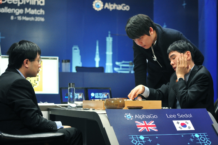 이세돌(사진 오른쪽) vs 알파고의 대국 후 복기 장면. 이시영 사진작가 제공