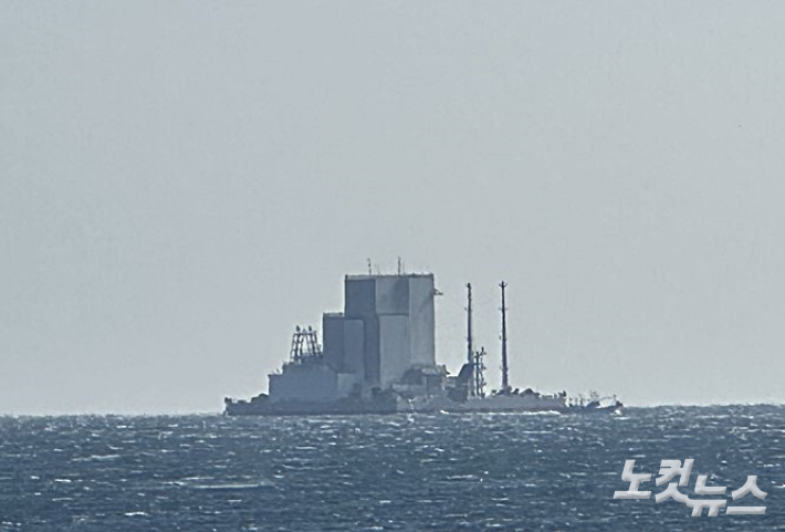 지난달 서귀포 해상에서 대기하던 해상발사플랫폼. 독자 제공