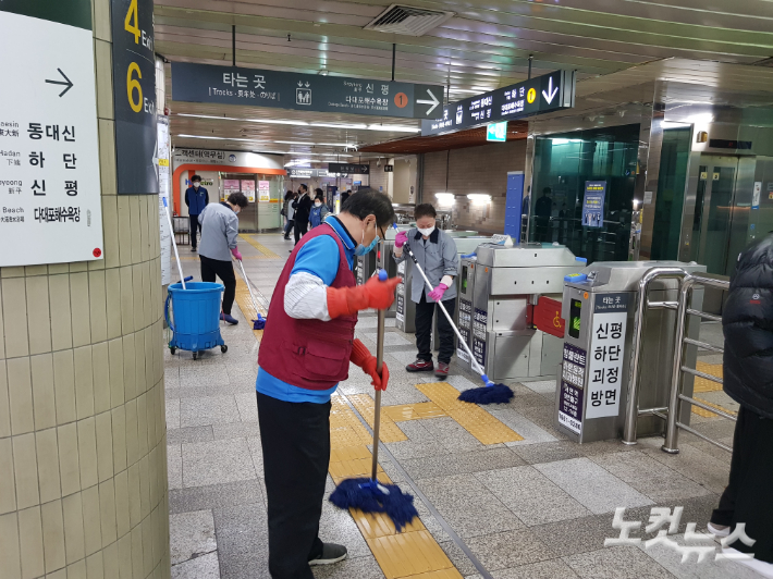 부산도시철도 청소노동자들이 역사 내부를 청소하고 있다. 박진홍 기자 
