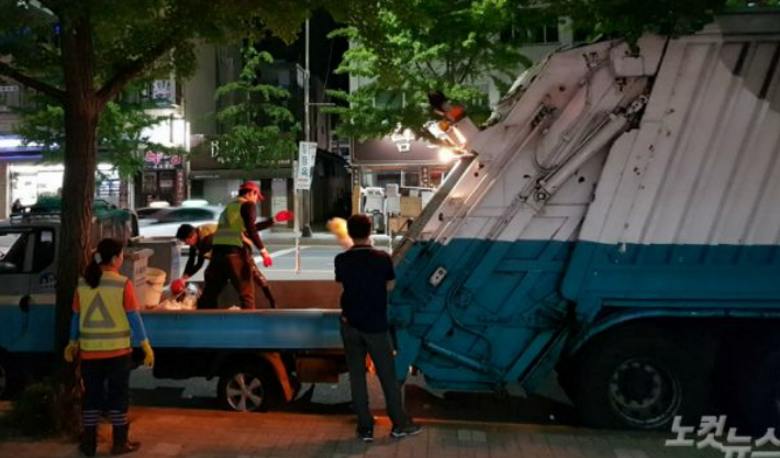 부산의 한 도심 거리에서 생활폐기물 수집 작업이 이뤄지고 있다. 박진홍 기자 