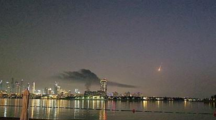 두바이 해변가 치솟은 화염. 연합뉴스